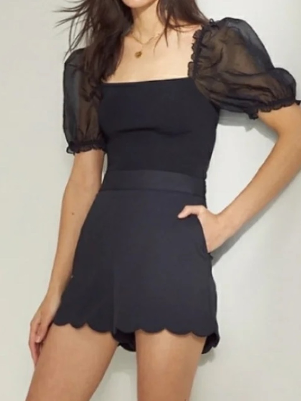 NWOT Aritzia Scalloped Hem High Waist Short Crepe Material Sz S Business Casual